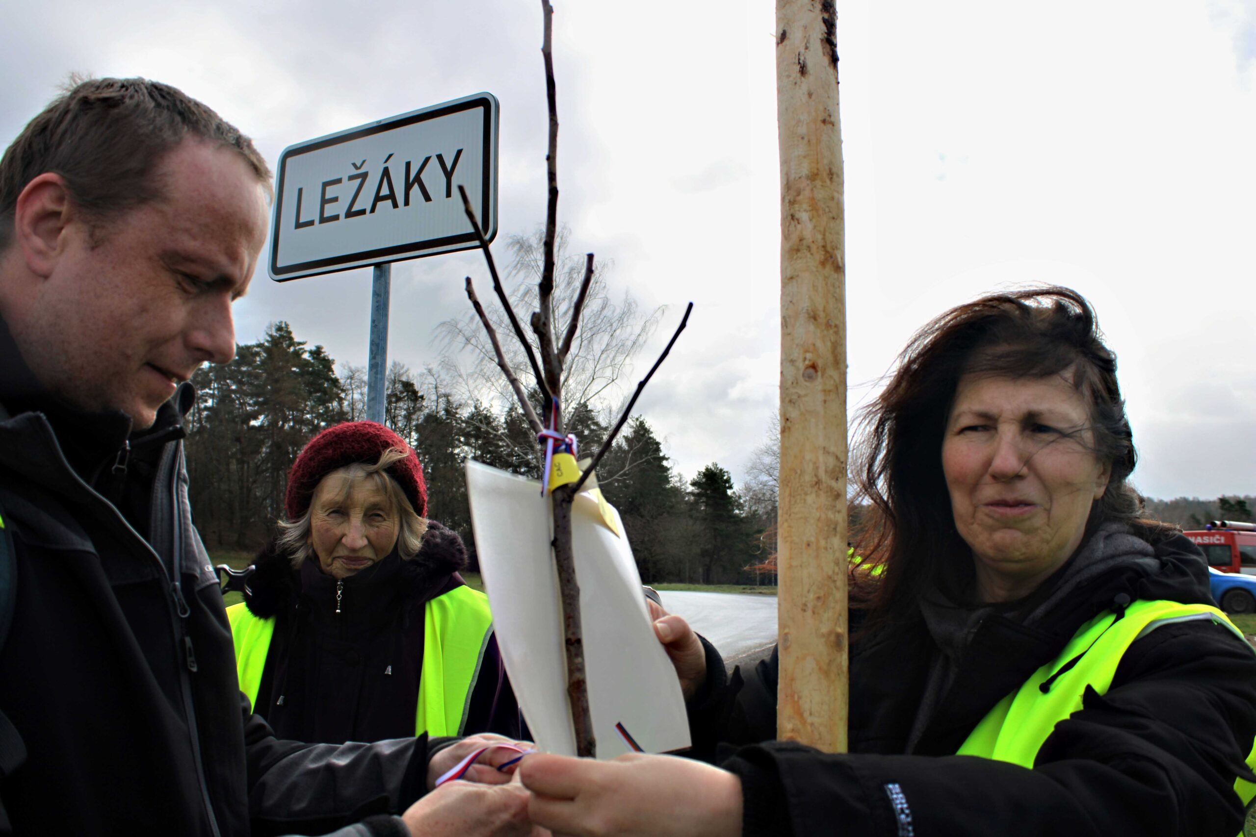 U Ležáků se sázela alej připomínající Ležáckou tragédi. Svůj strom si vysadila i poslední přeživší Jarmila Doležalová.