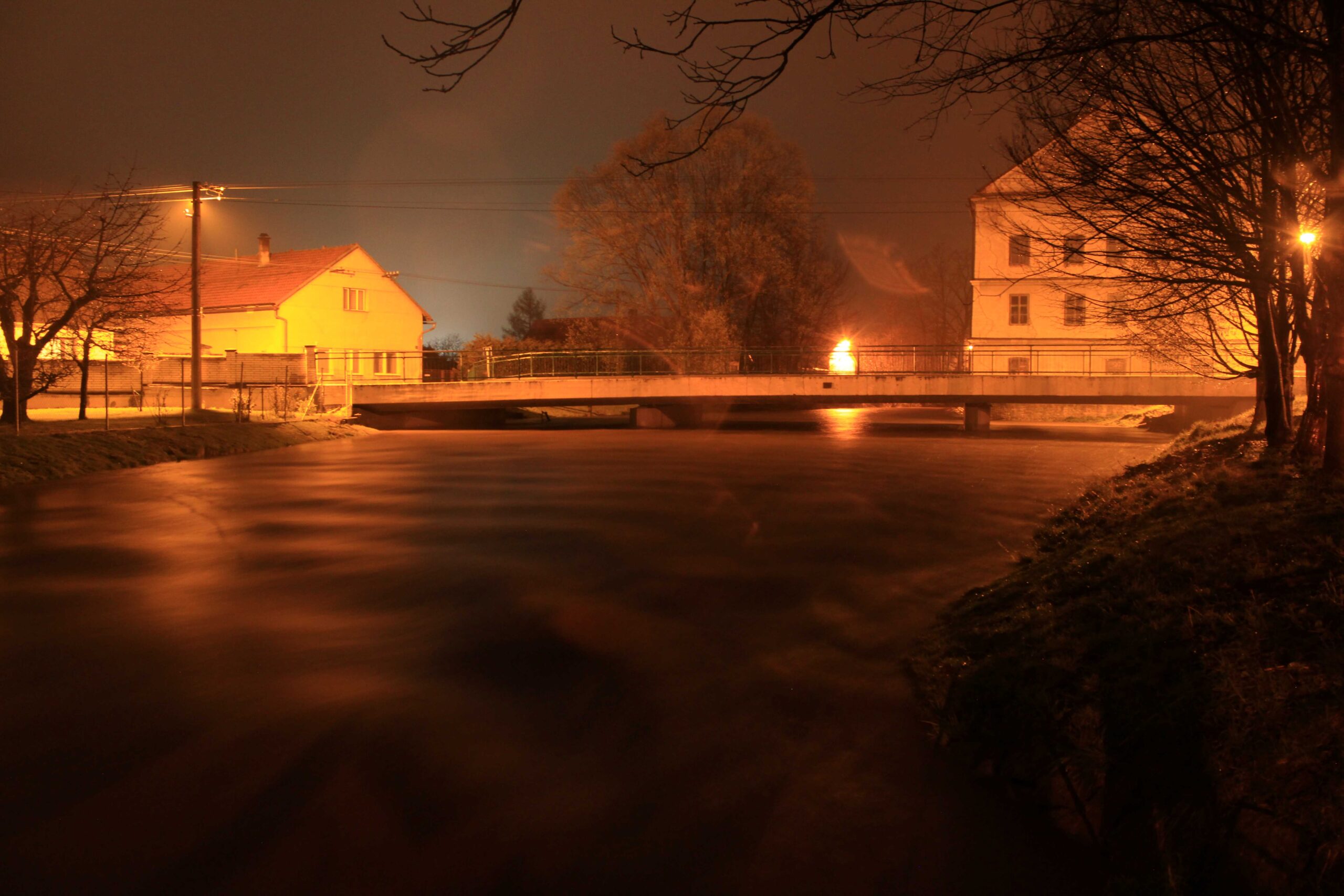 Novohradka dosáhla přes noc druhého povodňového stupně. Voda začíná opadat s vyjímkou Úhřetic