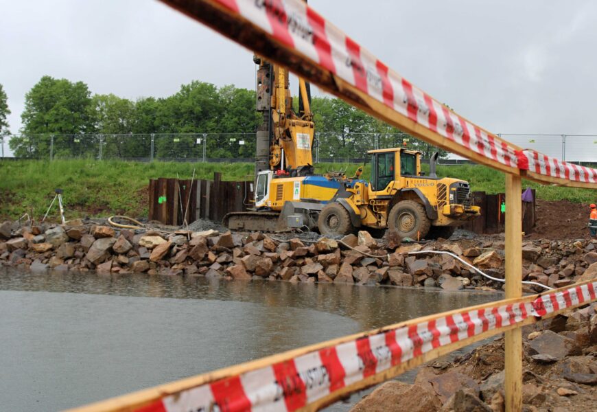 V Pardubicích se začal stavět nejdelší silniční lanový most v Česku. Hlavní pylon bude vysoký jako Petřínská rozhledna. V Pardubicích se začal stavět nejdelší silniční lanový most v Česku. Hlavní pylon bude vysoký jako Petřínská rozhledna.