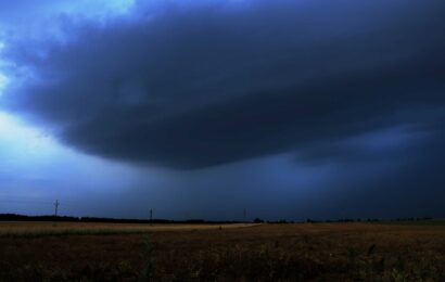 Zítra odpoledne mají dorazit silné bouřky, varovali meteorologové