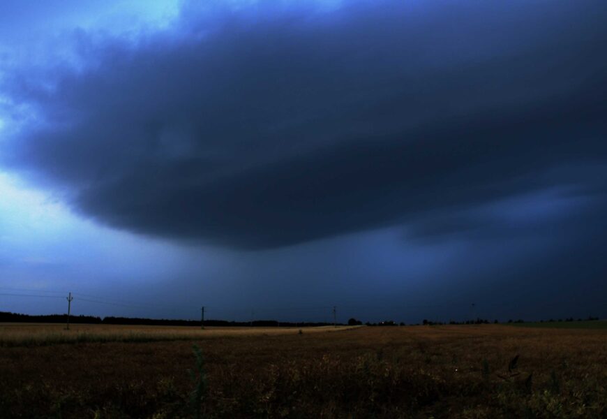 Zítra odpoledne mají dorazit silné bouřky, varovali meteorologové