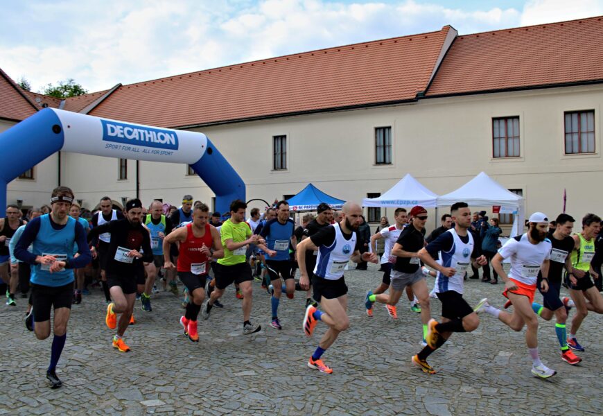 Pardubickou devítku letos poprvé hostilo nádvoří zámku.
