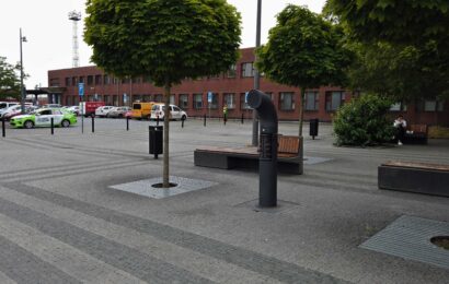 Před nádražím v Pardubicích vyrostla poetická roura. Poesiomat básní a zpívá o Pardubicích