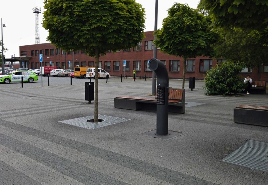 Před nádražím v Pardubicích vyrostla poetická roura. Poesiomat básní a zpívá o Pardubicích