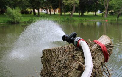 Minimálně stovky mrtvých ryb na rybníku v Pardubicích. Hasiči na místě ředili znečištěnou vodu