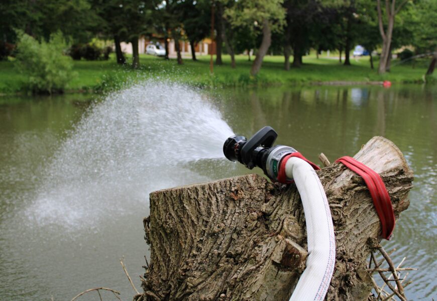 Minimálně stovky mrtvých ryb na rybníku v Pardubicích. Hasiči na místě ředili znečištěnou vodu