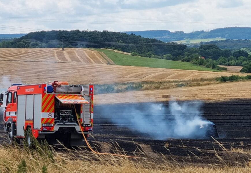 U Klešic hořela pole a u Rosic zase zemědělská technika