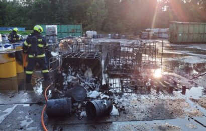 V Rybitví hořely kontejnery s lepidlem a odpadem, okolí zahalil černý kouř