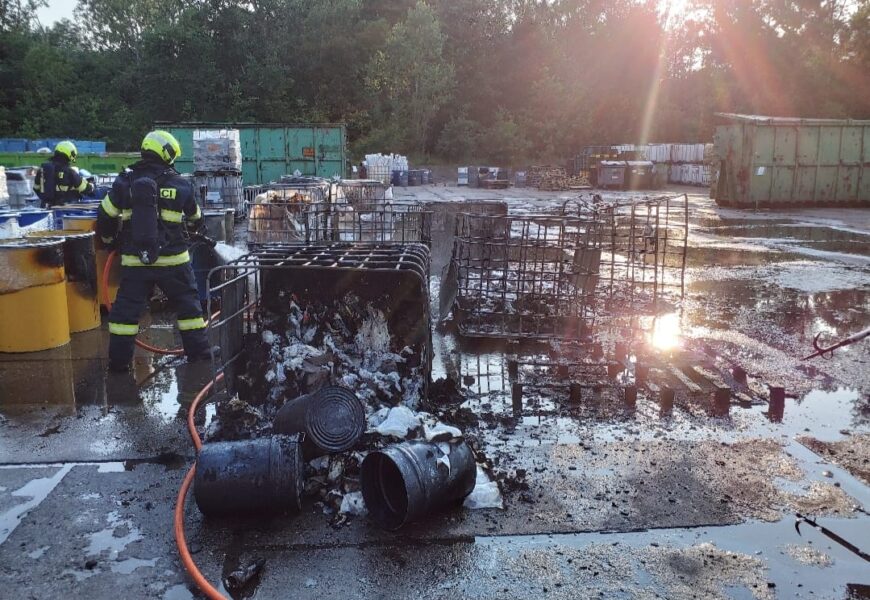 V Rybitví hořely kontejnery s lepidlem a odpadem, okolí zahalil černý kouř