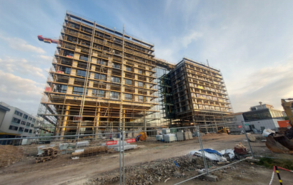 Stavba centrálního příjmu v Pardubické nemocnici s úspěchem pokračuje