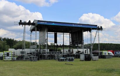 Hudební festival Hrady CZ to roztočí už tento pátek. Přípravy pod Kunětickou horou vrcholí