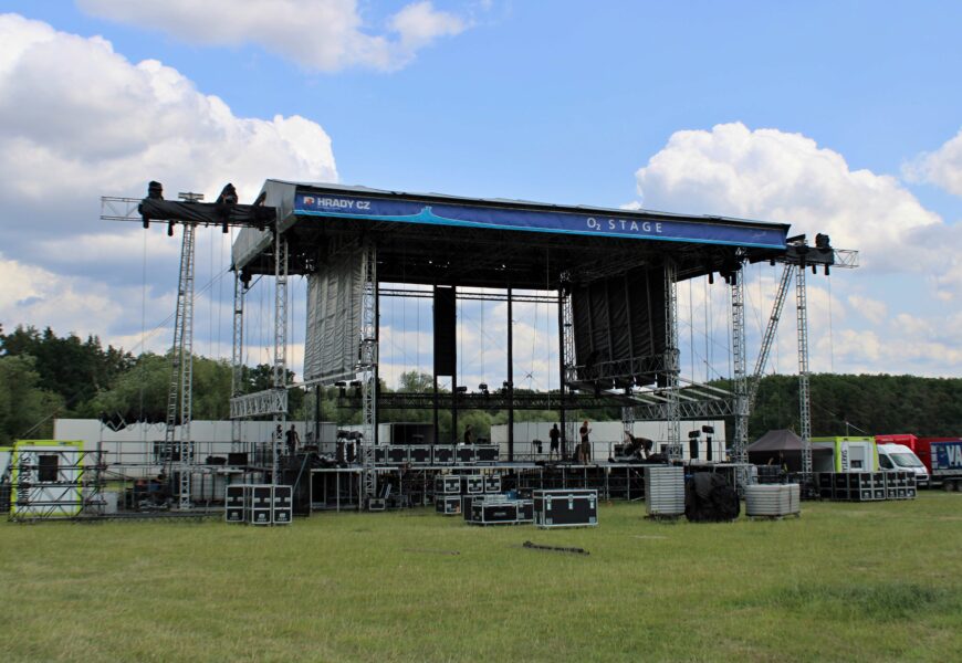 Hudební festival Hrady CZ to roztočí už tento pátek. Přípravy pod Kunětickou horou vrcholí