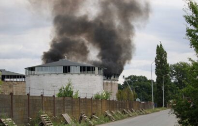 V průmyslovém areálu v Pardubicích hořel sklad s elektroodpadem, kouř zahalil západní část Pardubic