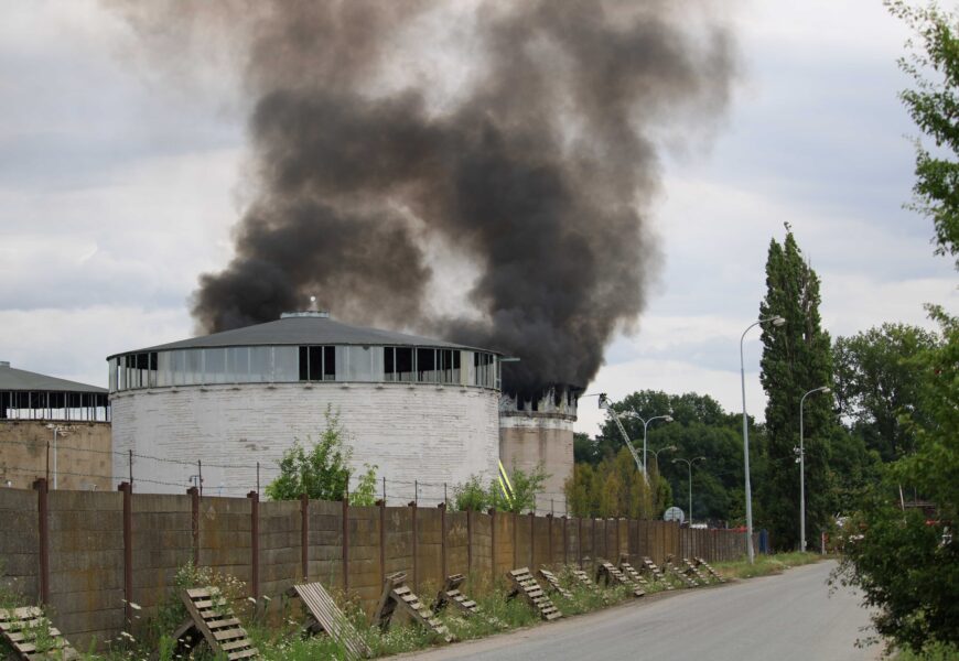 V průmyslovém areálu v Pardubicích hořel sklad s elektroodpadem, kouř zahalil západní část Pardubic