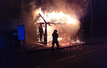 U Rváčova hořelo. Z autobusové zastávky zůstala jen kostra