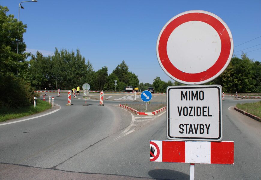 V Hrochově Týnci začala přestavba kruhového objezdu. Směry na Chrast a Dašice se řidičům uzavřely