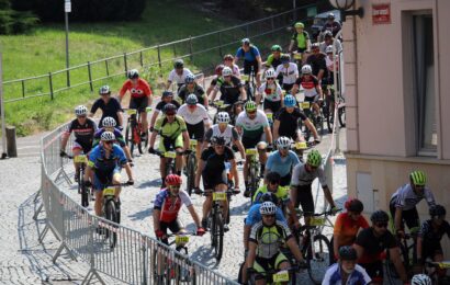 Železné hory projely stovky kol. V Chrudimi se jel legendární cyklistický závod