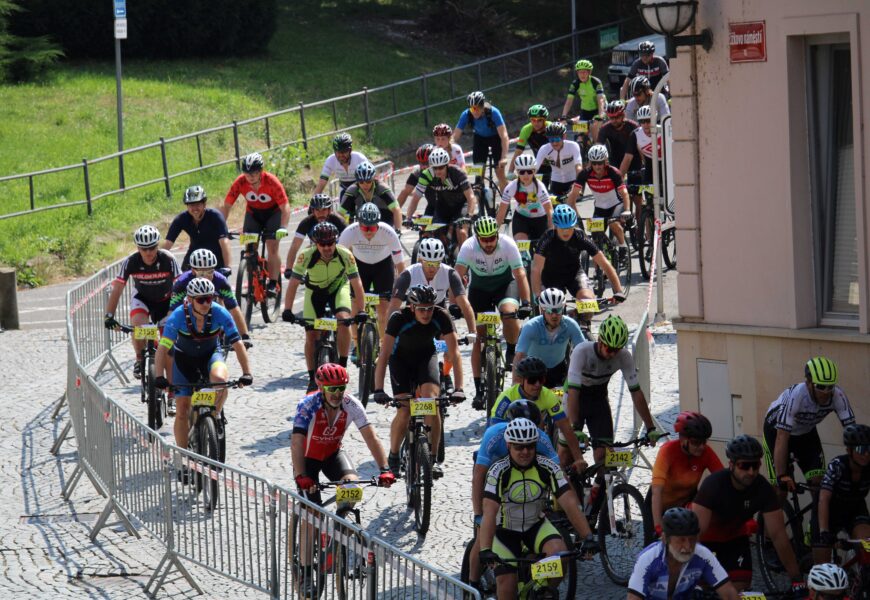 Železné hory projely stovky kol. V Chrudimi se jel legendární cyklistický závod