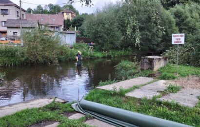 V Hlinsku hasiči zasahují u neznámé látky na vodní hladině řeky Chrudimky