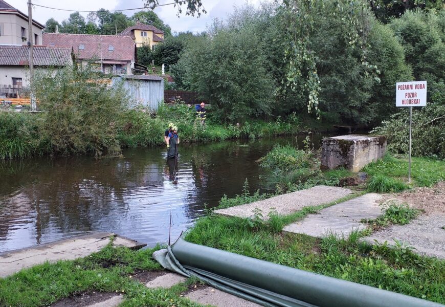 V Hlinsku hasiči zasahují u neznámé látky na vodní hladině řeky Chrudimky
