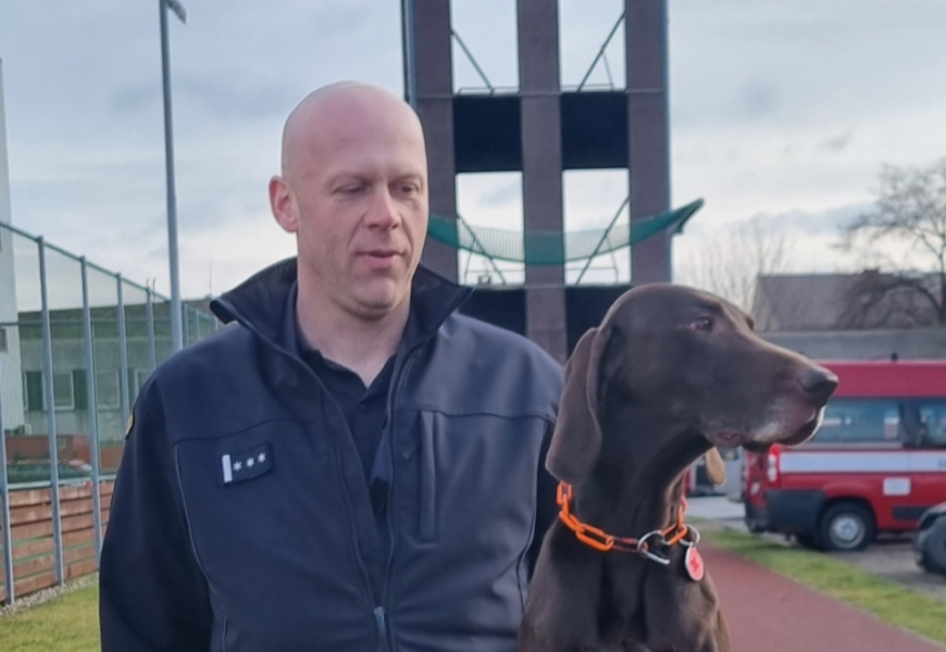 Psovod David Hynek se psem Darrenem odlétá do zemětřesením postiženého Maroka