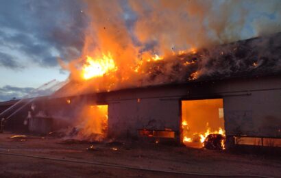 Patnáct jednotek požární ochrany likvidovalo požár objektu se skladovanou slámou