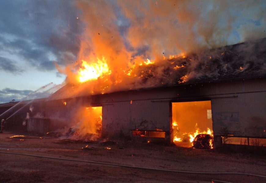 Patnáct jednotek požární ochrany likvidovalo požár objektu se skladovanou slámou Patnáct jednotek požární ochrany likvidovalo požár objektu se skladovanou slámou