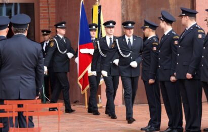 Nováčci složili slib, zkušení profesionálové převzali medaili