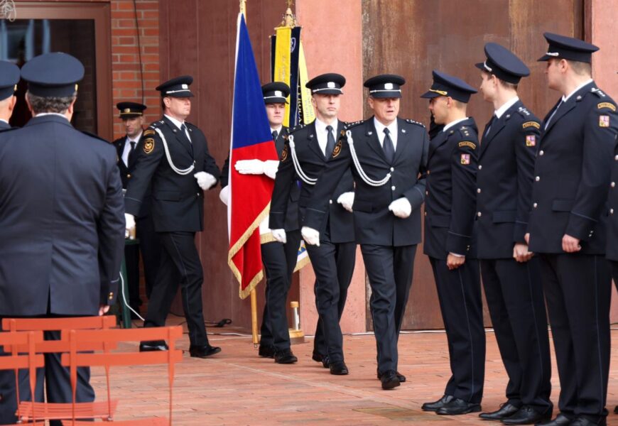 Nováčci složili slib, zkušení profesionálové převzali medaili