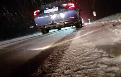 Příval sněhu ochromil dopravu. Komplikace jsou hlavně v okolí Nasavrk, kde kamiony uvízlé v kopcích blokují provoz