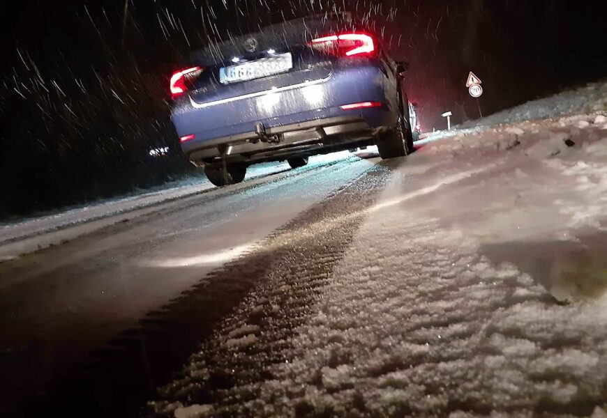 Příval sněhu ochromil dopravu. Komplikace jsou hlavně v okolí Nasavrk, kde kamiony uvízlé v kopcích blokují provoz