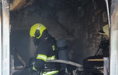 Hasiči v Pardubicích zažili pernou noc. Hořelo ve dvou výškových budovách