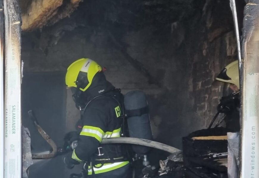 Hasiči v Pardubicích zažili pernou noc. Hořelo ve dvou výškových budovách