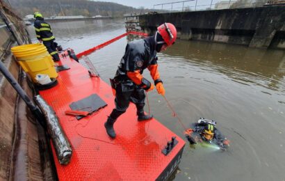 Do Labe unikl sud s nebezpečnou látkou. Hasiči ve Chvaleticích cvičili jak na ekologickou havárii