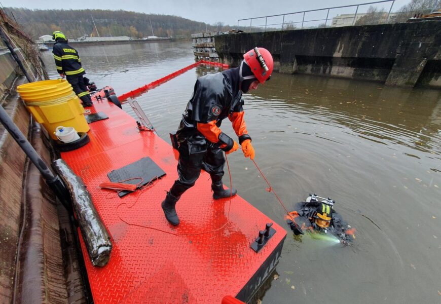Do Labe unikl sud s nebezpečnou látkou. Hasiči ve Chvaleticích cvičili jak na ekologickou havárii Do Labe unikl sud s nebezpečnou látkou. Hasiči ve Chvaleticích cvičili jak na ekologickou havárii