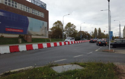 Město povolilo výjezd z obchodního centra do ulice nábřeží Závodu míru