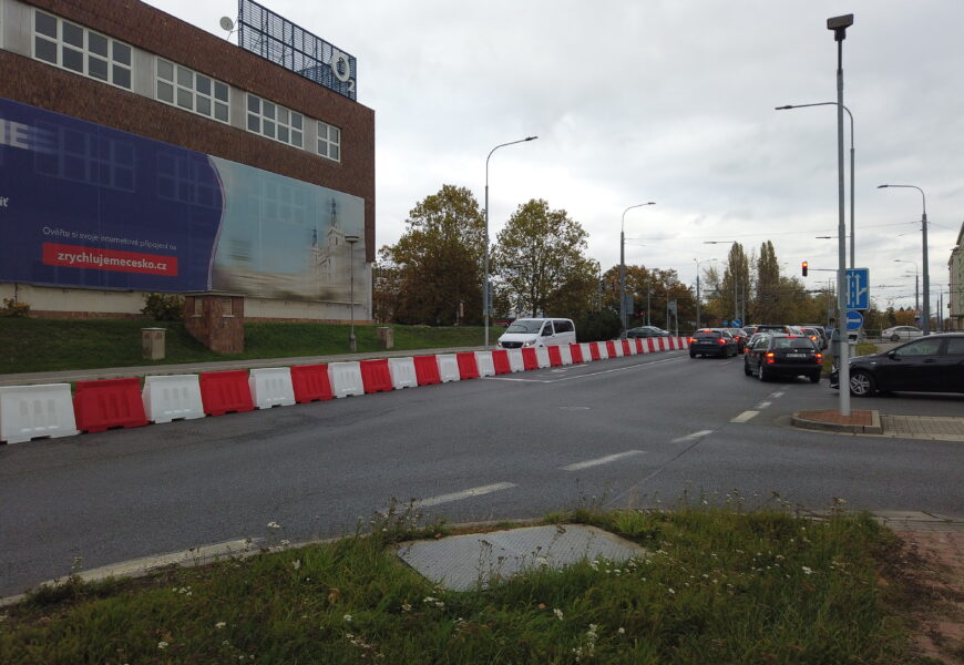 Město povolilo výjezd z obchodního centra do ulice nábřeží Závodu míru