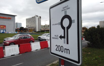 Konec kolon u křižovatky před arénou? Město  tam umístilo bariéry