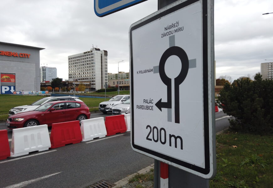 Konec kolon u křižovatky před arénou? Město  tam umístilo bariéry
