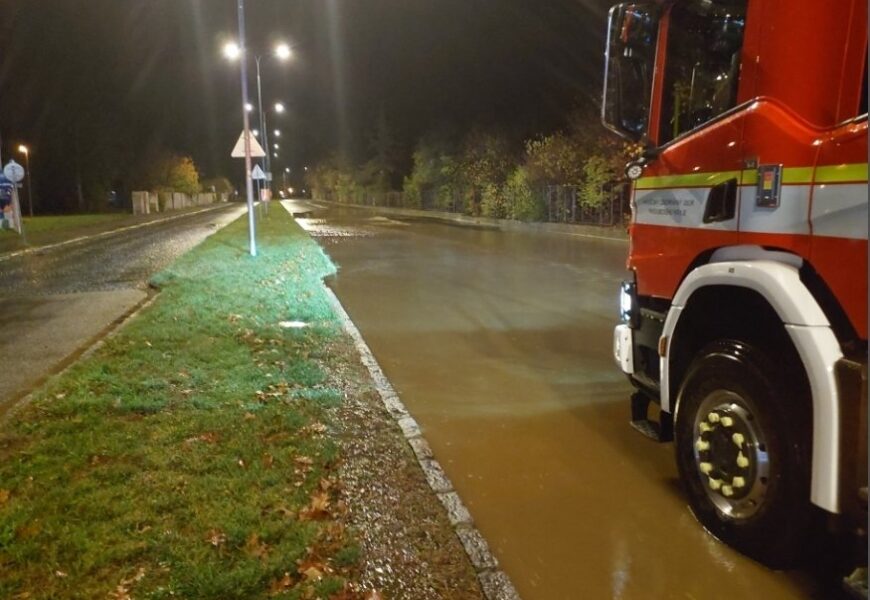 Jako při povodni. Ulici S. K. Neumanna v Pardubicích zaplavila voda