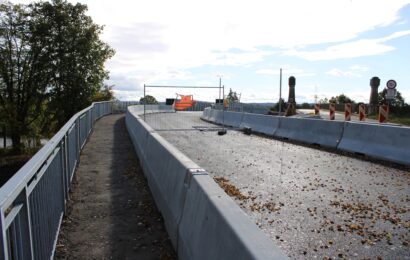 Mostní provizorium v Řečanech nad Labem je v provozu. Chodcům poslouží lávka