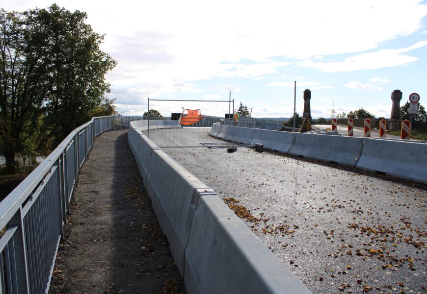 Mostní provizorium v Řečanech nad Labem je v provozu. Chodcům poslouží lávka