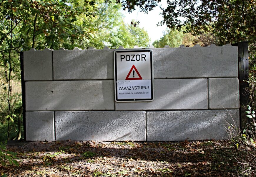 Havarijní stav mostu Červeňák doplnily bariéry proti vstupu
