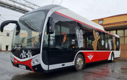 Vánoční trolejbusy v ulicích Pardubic. Budou brázdit městem do Tří králů