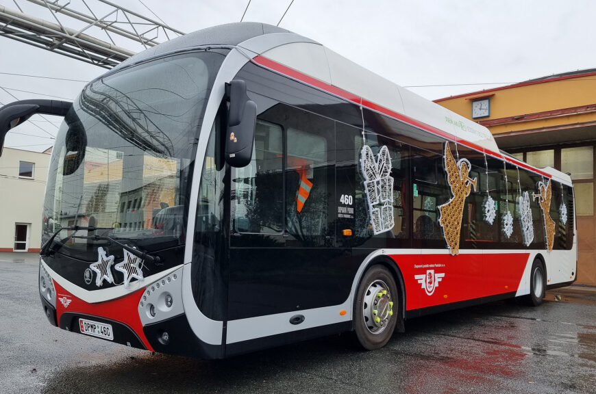 Vánoční trolejbusy v ulicích Pardubic. Budou brázdit městem do Tří králů