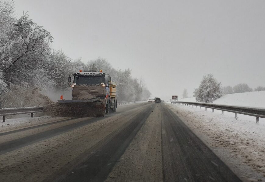 Silné sněžení komplikuje dopravu. V Jižních Čechách napadlo 65 cm za den