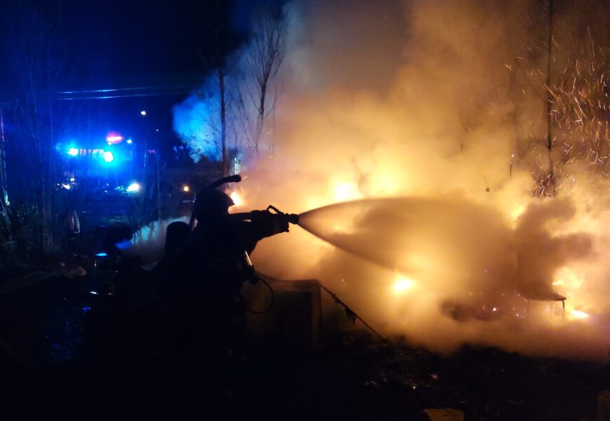 Hasiči zasahovali u ničivého požáru karavanu v Chrudimi