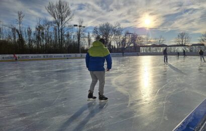 Na dostihovém závodišti v Pardubicích se znovu bruslí. Ledovou plochu už okusili první bruslaři