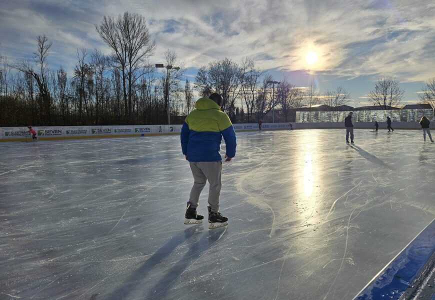 Na dostihovém závodišti v Pardubicích se znovu bruslí. Ledovou plochu už okusili první bruslaři