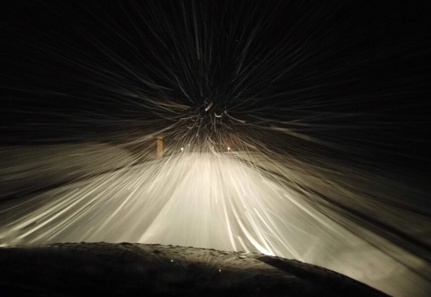 Varování meteorologů na Chrudimsku se naplnilo. Dopravu komplikuje i mokrý sníh. Silnice I/37 u Rohozné byla uzavřena úplně!